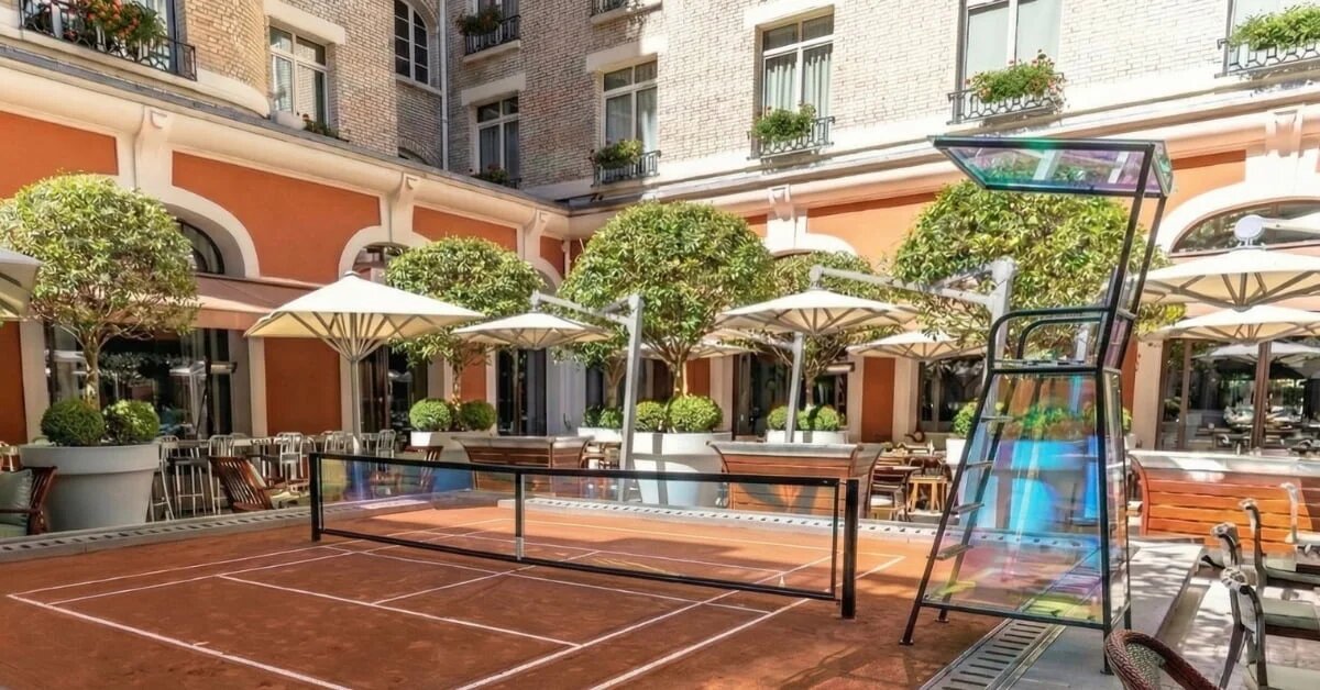 Le patio du Royal Monceau a été aménagé en mini-court de tennis. - © D.R.