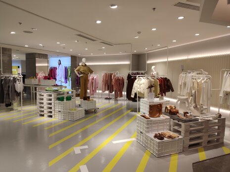 Dans Hors Saison, les pièces sont présentées par couleur. - ©&amp;#160;Républik Retail