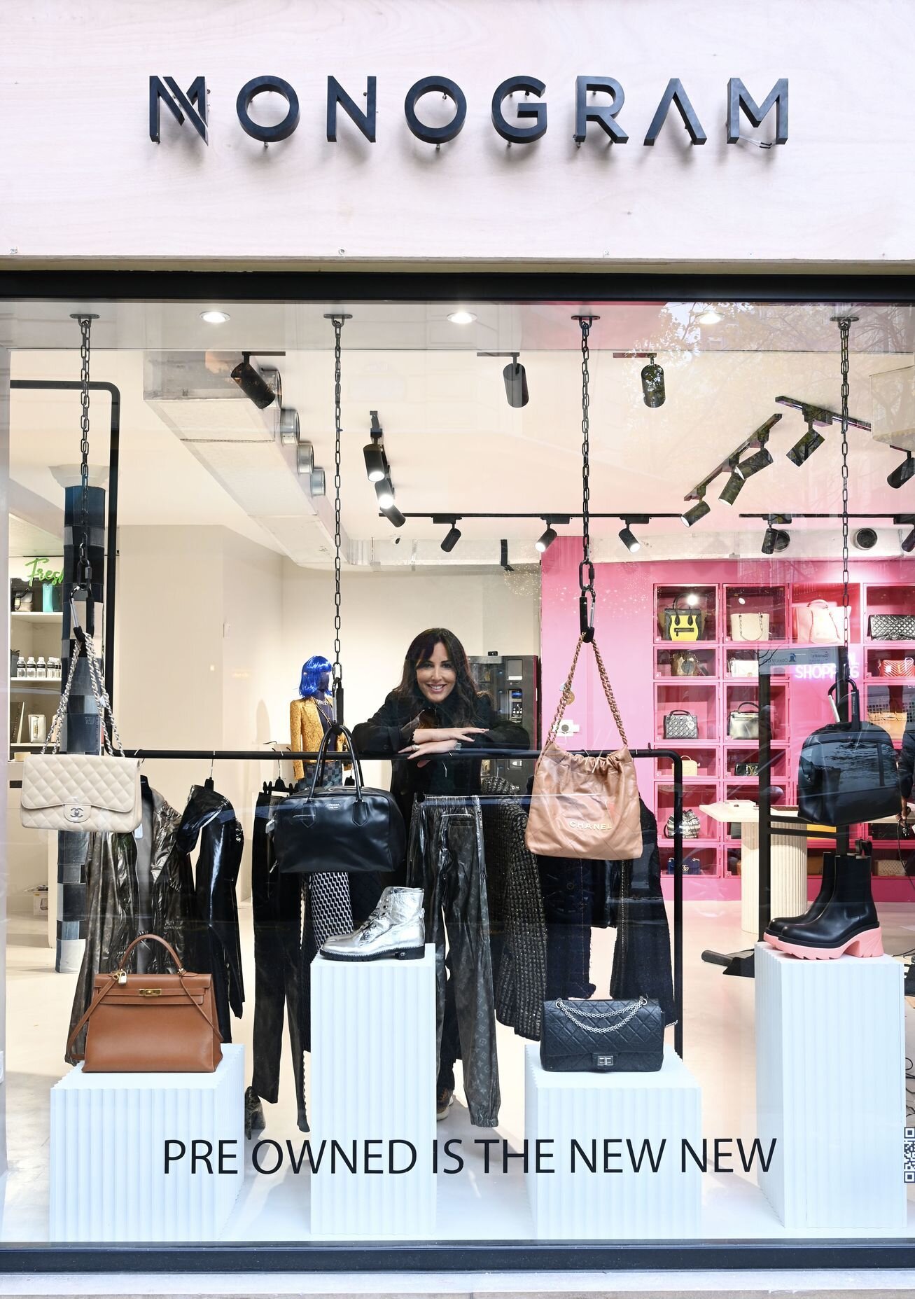 Beverly Sonego, fondatrice de Monogram, pose dans la vitrine de sa première boutique ayant pignon sur rue. - © Monogram