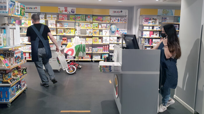 Même si le magasin ne reçoit pas de public, les équipes préparent les commandes de click &amp; collect. - © CC / Républik Retail