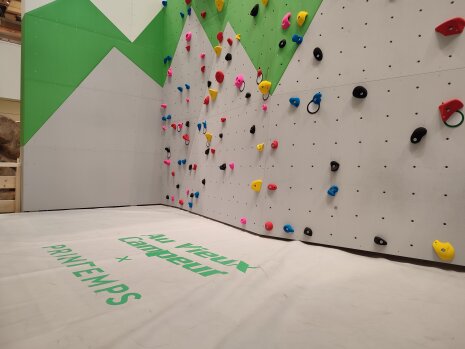 Un mur d&amp;#039;escalade de 6m de haut vient animer l&amp;#039;espace. - ©&amp;#160;Républik Retail