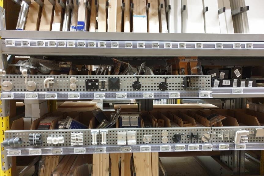Les collaborateurs peuvent fait flasher les étiquettes pour trouver plus rapidement le produit. - © Entrepôt du Bricolage