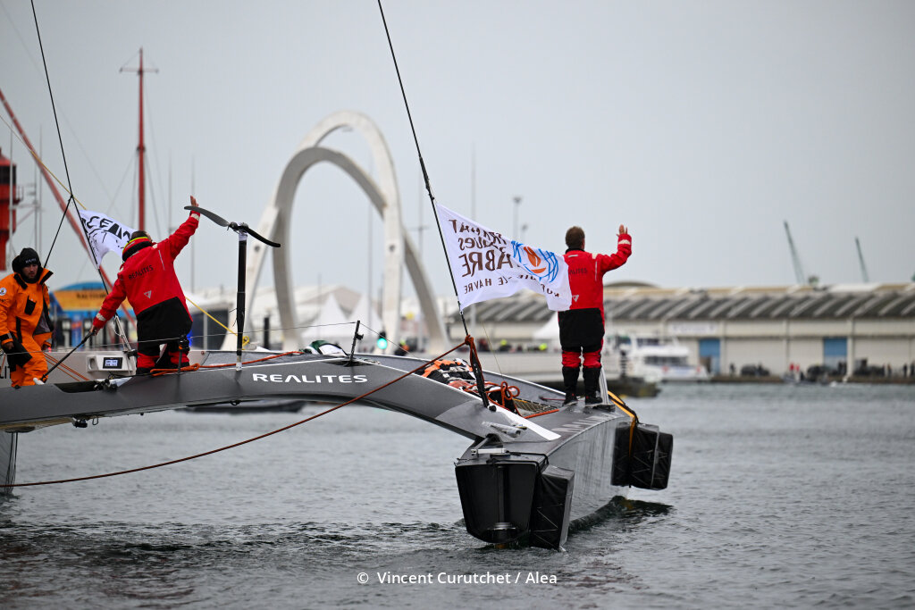 Le grand public peut découvrir les bateaux sur le ponton et parfois échanger avec les skipper - © Vincent Curutchet /Alea
