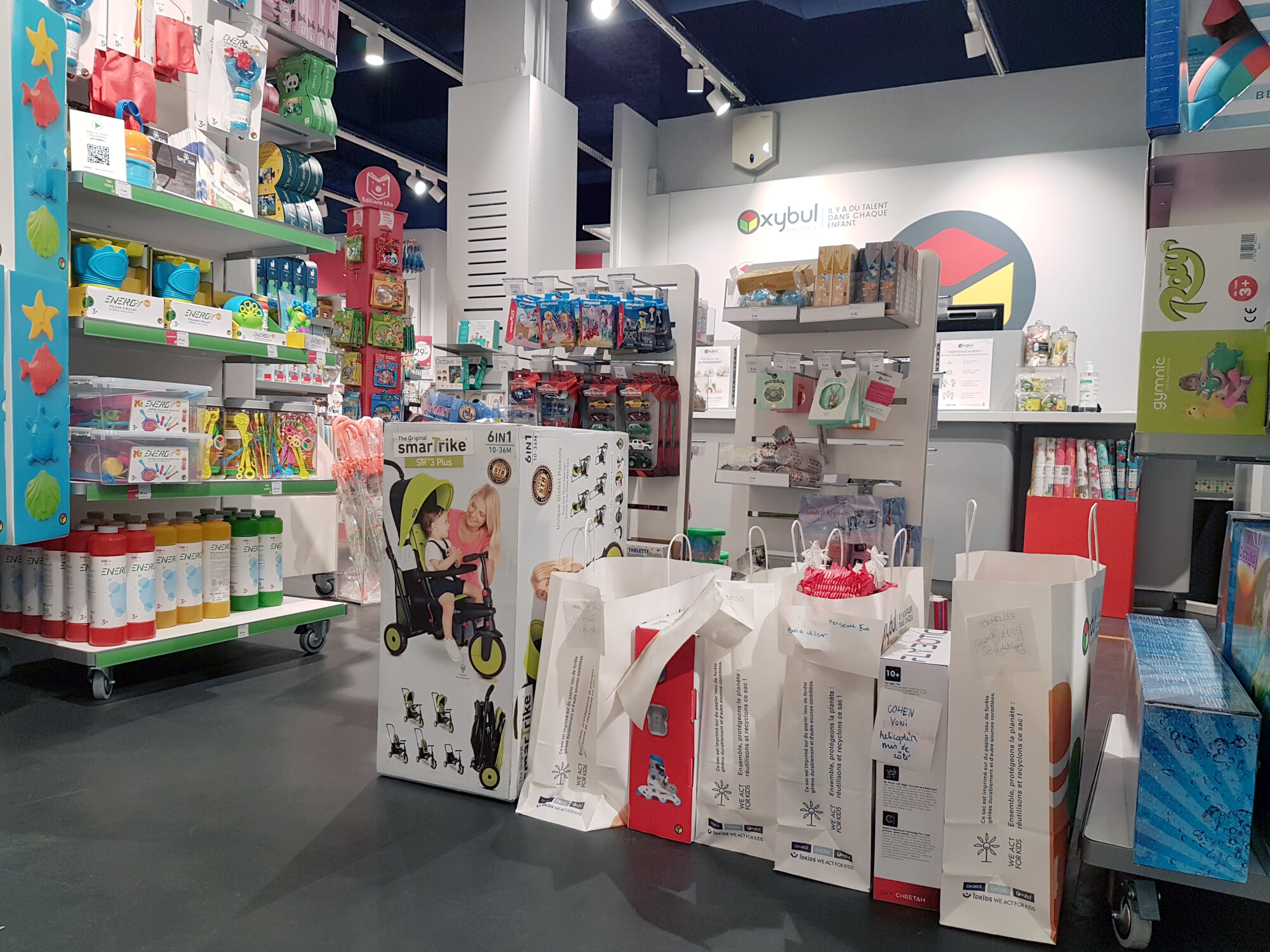 Les colis vont devoir quitter la surface de vente pour attendre désormais les clients en réserve. - © CC / Républik Retail