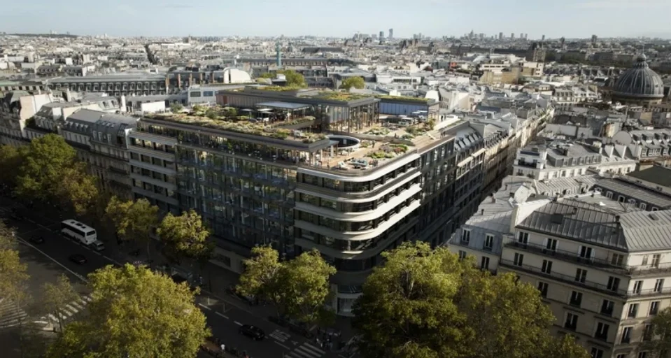 Vue aérienne du 21 Madeleine à Paris 8e, immeuble réhabilité avec rooftop végétalisé et façades vitrées dominant le boulevard de la Madeleine.