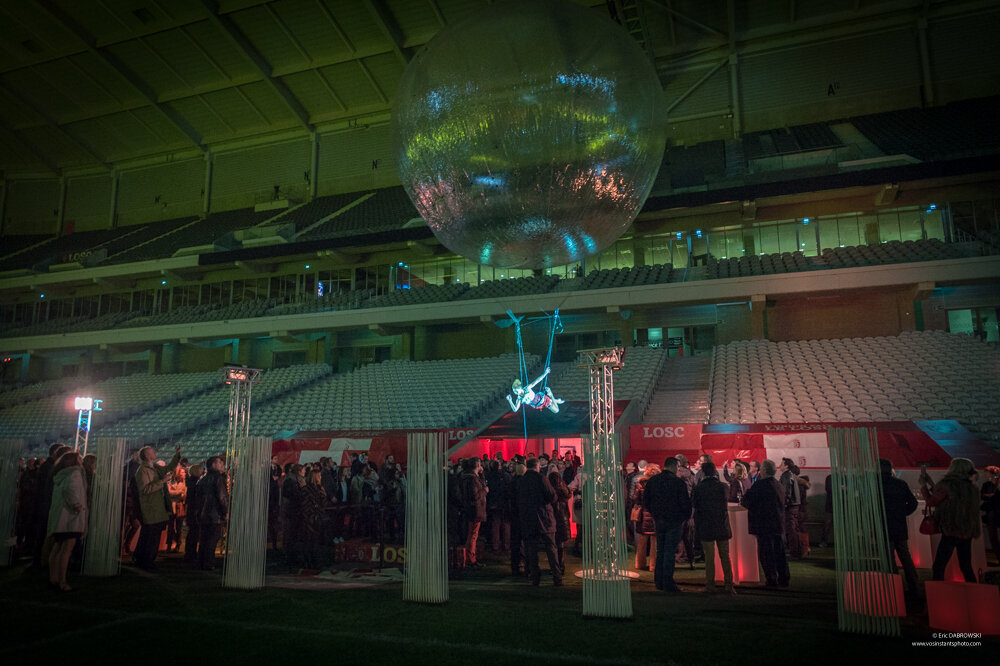 Artiste acrobate suspendue à une bulle géante - Soirée RP Stade Pierre Mauroy - © Eric Daebrovski