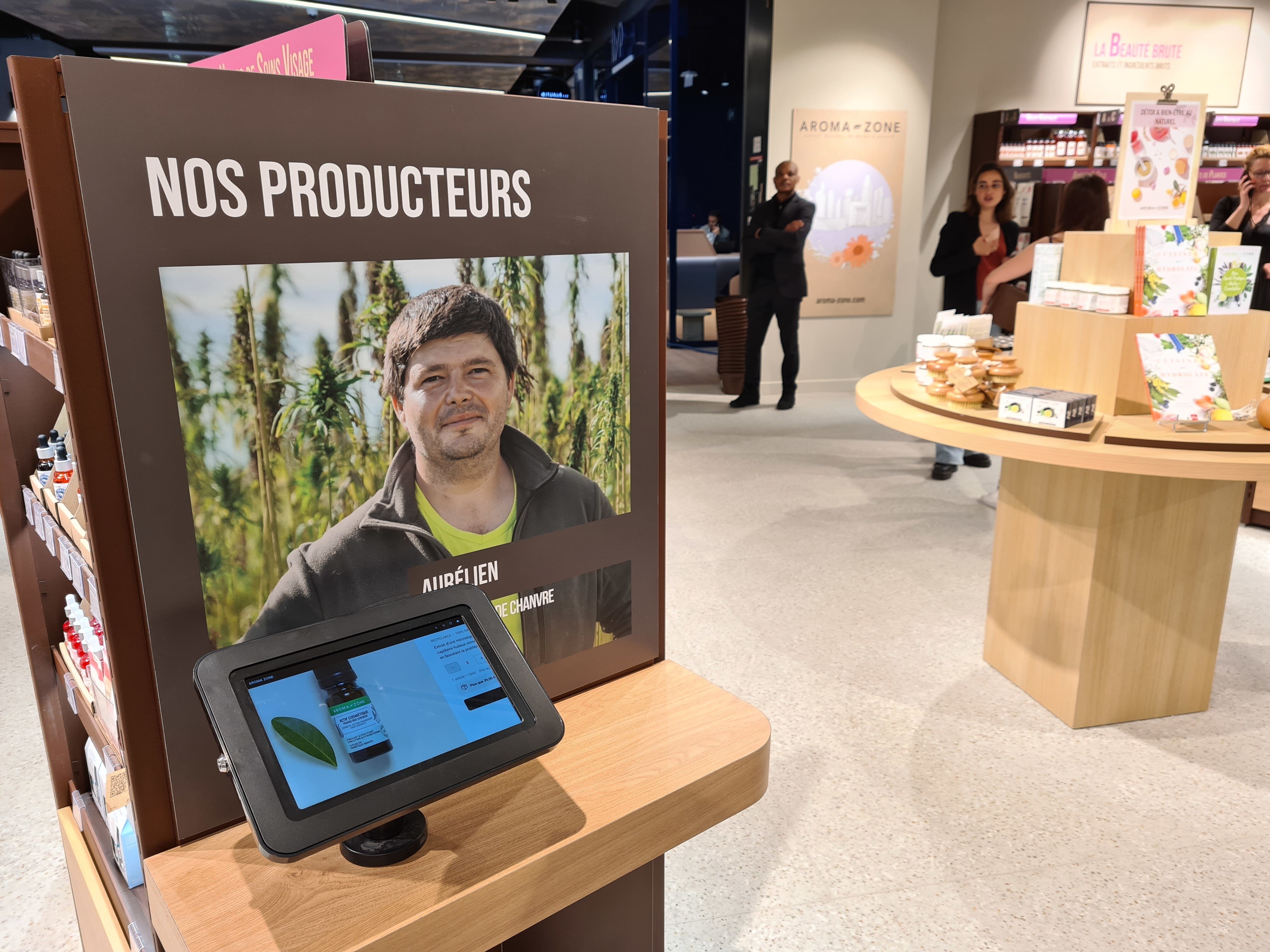 L’omnicanal est un chantier prioritaire pour Aroma Zone, qui ajoute des tablettes comme ici dans le magasin du CNIT. - © CC / Républik Retail