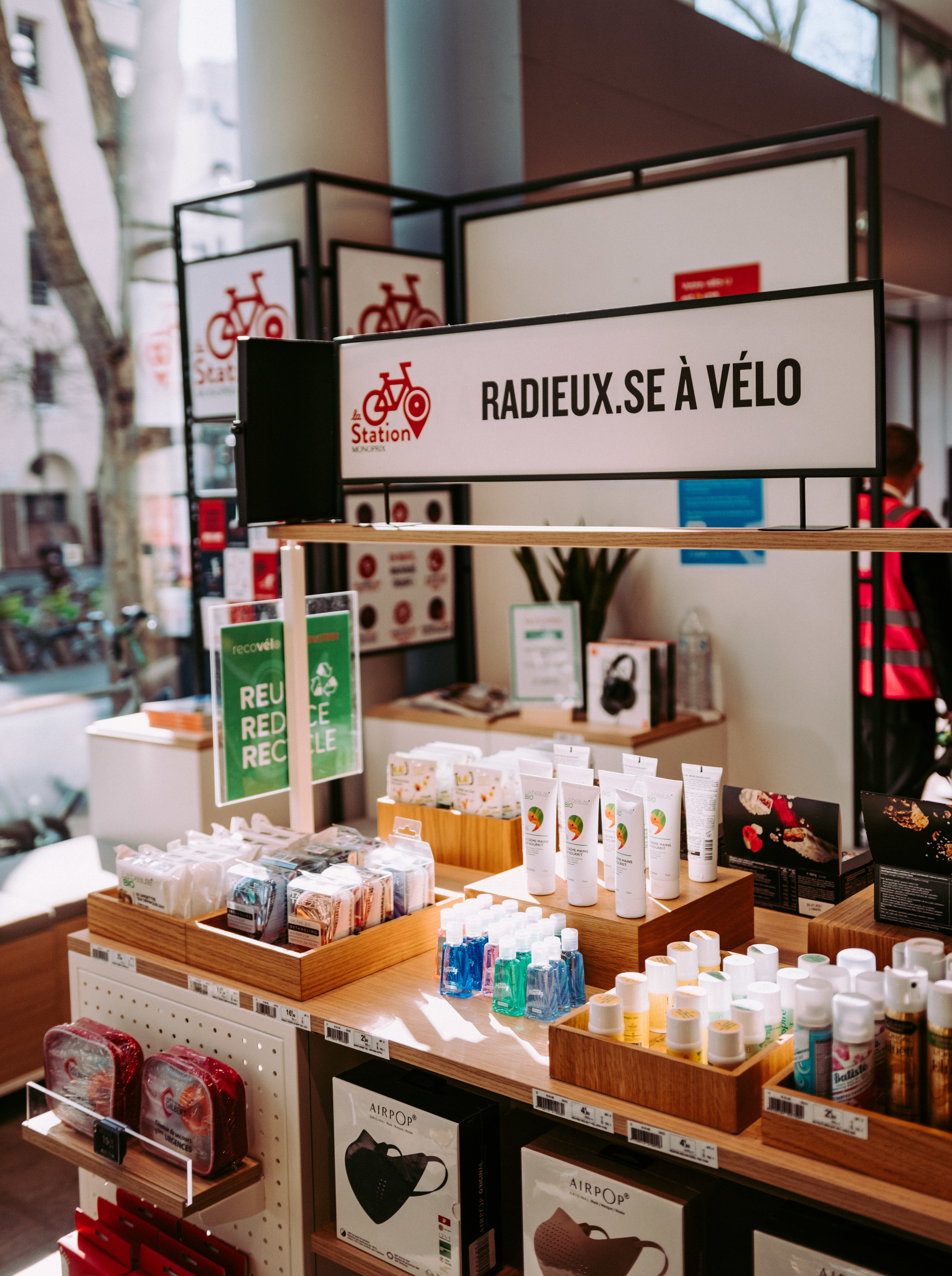 La Station propose aussi des articles en lien avec la beauté pour « rester radieuse à vélo ». - © Monoprix