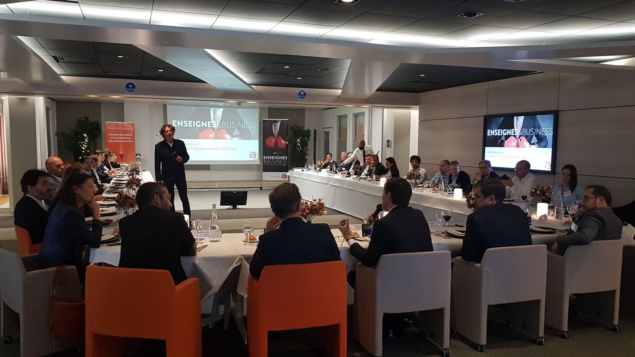 Le club Enseignes et Business est animé par Marc Dumas à la façon d’un plateau TV. - © Républik Retail