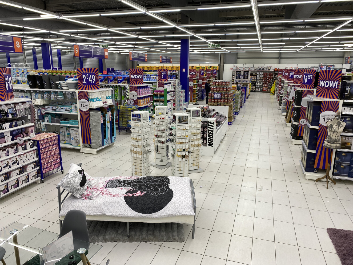 B&amp;M propose plus de 10 000 références en magasin, dont 50 % à moins de 5 euros. - © B&amp;M