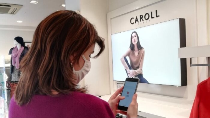 Caroll est en train d’équiper ses vendeurs de smartphone pour digitaliser la relation avec le siège. - © Caroll