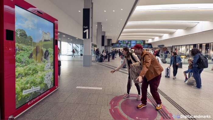 La Fenêtre Immersive installée en gare du Nord pour accompagner la Coupe du monde de rugby 2023 - © Kevin Charvot