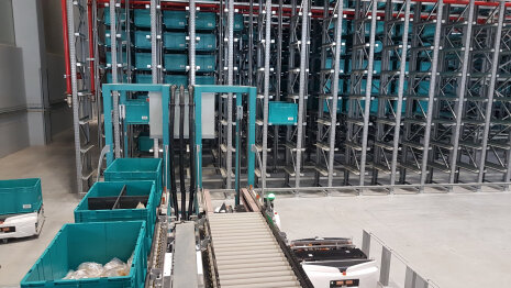 Les produits sont détectés par un tunnel RFID avant une mise en bac manuellement et un acheminement par robot dans la ruche. - ©&amp;#160;CC / Républik Retail