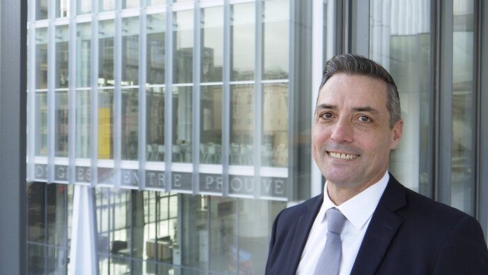 Éric Van Gelderen, nouveau directeur du pôle Mice de destination Nancy devant le Centre Prouvé - © Destination Nancy