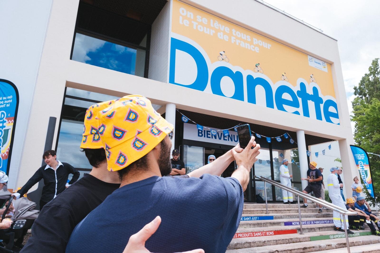 Collaborateurs Danone devant le site de Saint-Just Chaleyssin - © Danone