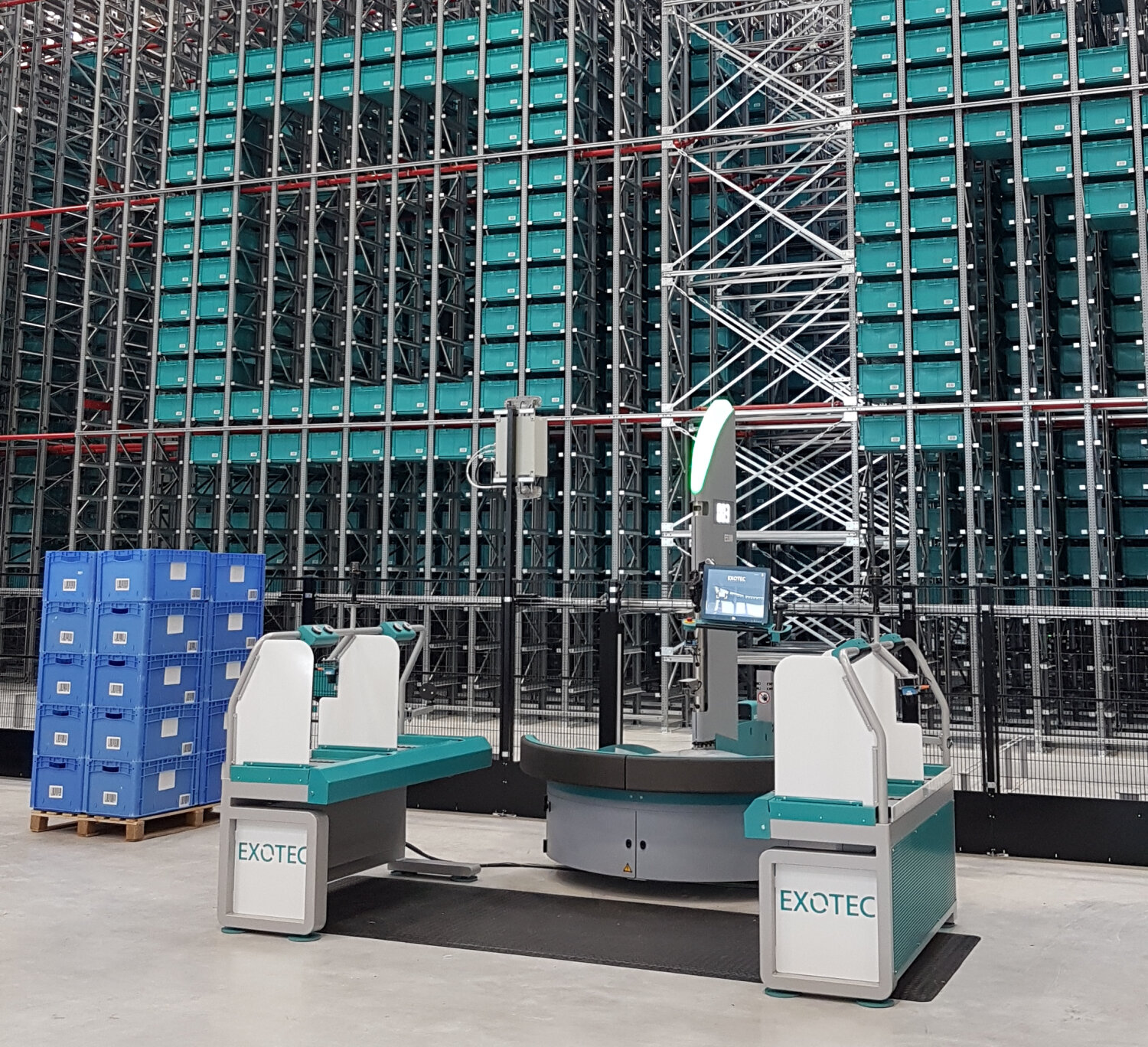 Les opérateurs restent fixes à une station tandis que ce sont les robots qui vont chercher la marchandise en se déplacement sur les trois dimensions de façon autonome/ - © CC / Républik Retail