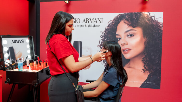 Un pop-up immersif dédié à la découverte de Sí Passione Intense et d’Armani Beauty.  - © Armani