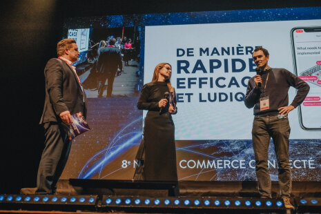 Damien DEFFOREY (Directeur Général C&amp;A) et Anne-Laure Couplet (CEO - BURTON OF LONDON &amp; PAULE KA) décernent l&amp;#039;or à Yoobic. - ©&amp;#160;MANUEL ABELLA