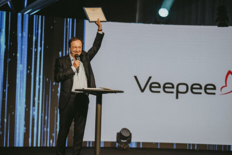 Michel-Edouard Leclerc remettant un prix à Veepee. - ©&amp;#160;Républik Retail