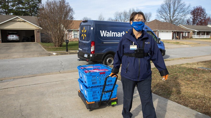 Le livreur Walmart est équipé d’une caméra pectorale pour que le client puisse suivre la livraison. - © Walmart