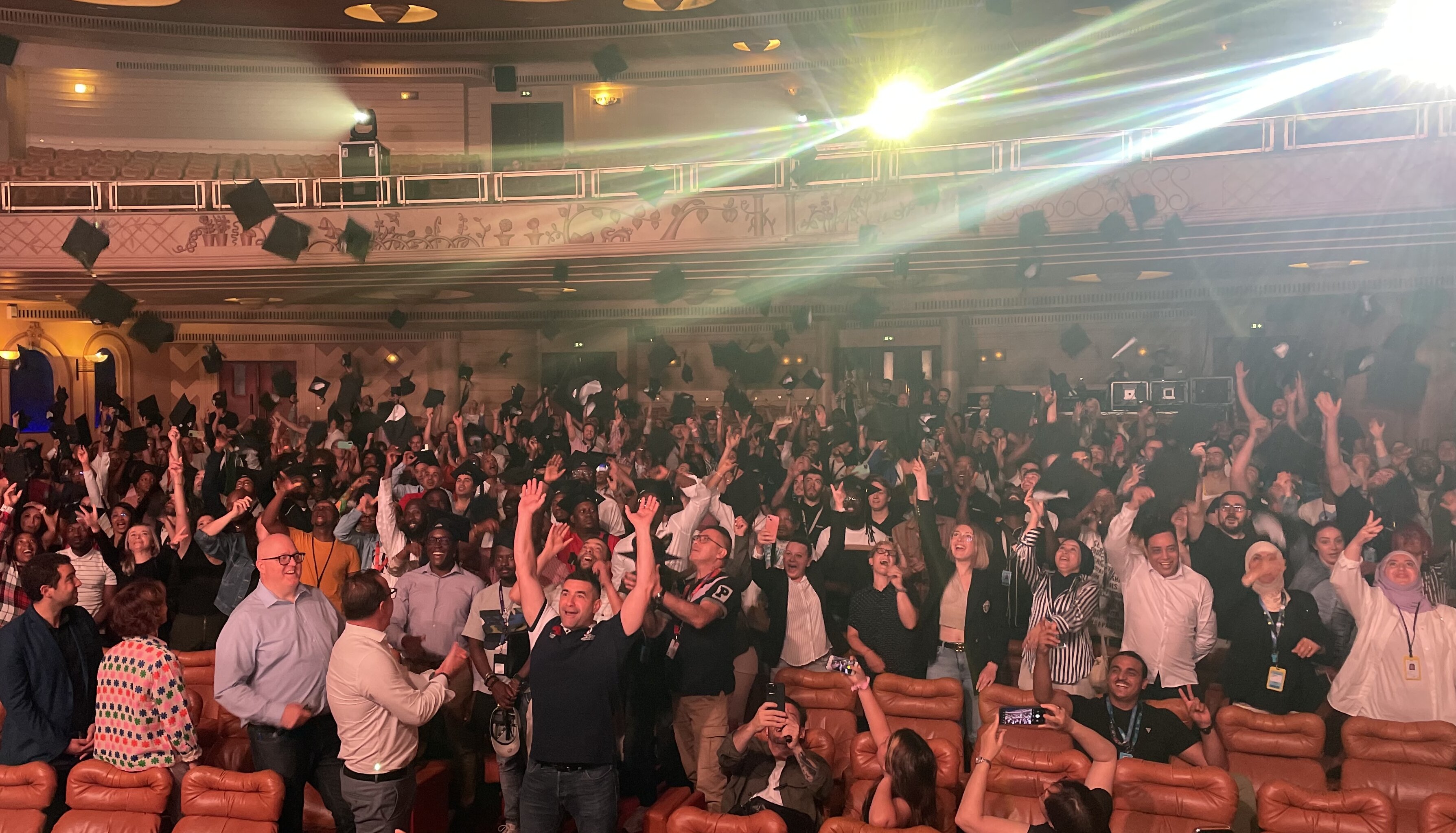  250 agents logistiques d’Amazon ont célébré leurs diplômes au Grand Rex. - © Républik