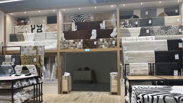 Parmi les nouveautés du magasin, ce mur à moquettes pour trouver le bon coloris et la bonne matière. - © D.R.