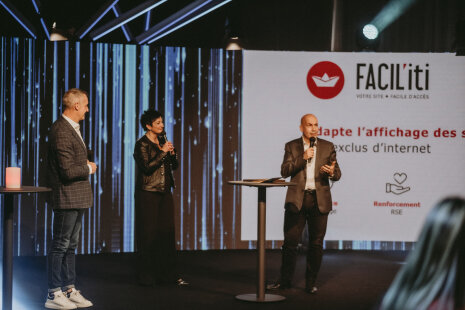 Facilit&amp;#039;iti a reçu son prix coup de cœur de Cathy Collart-Geiser et Pierre-Alexandre Mouret (Pharmavie) - ©&amp;#160;Républik Retail