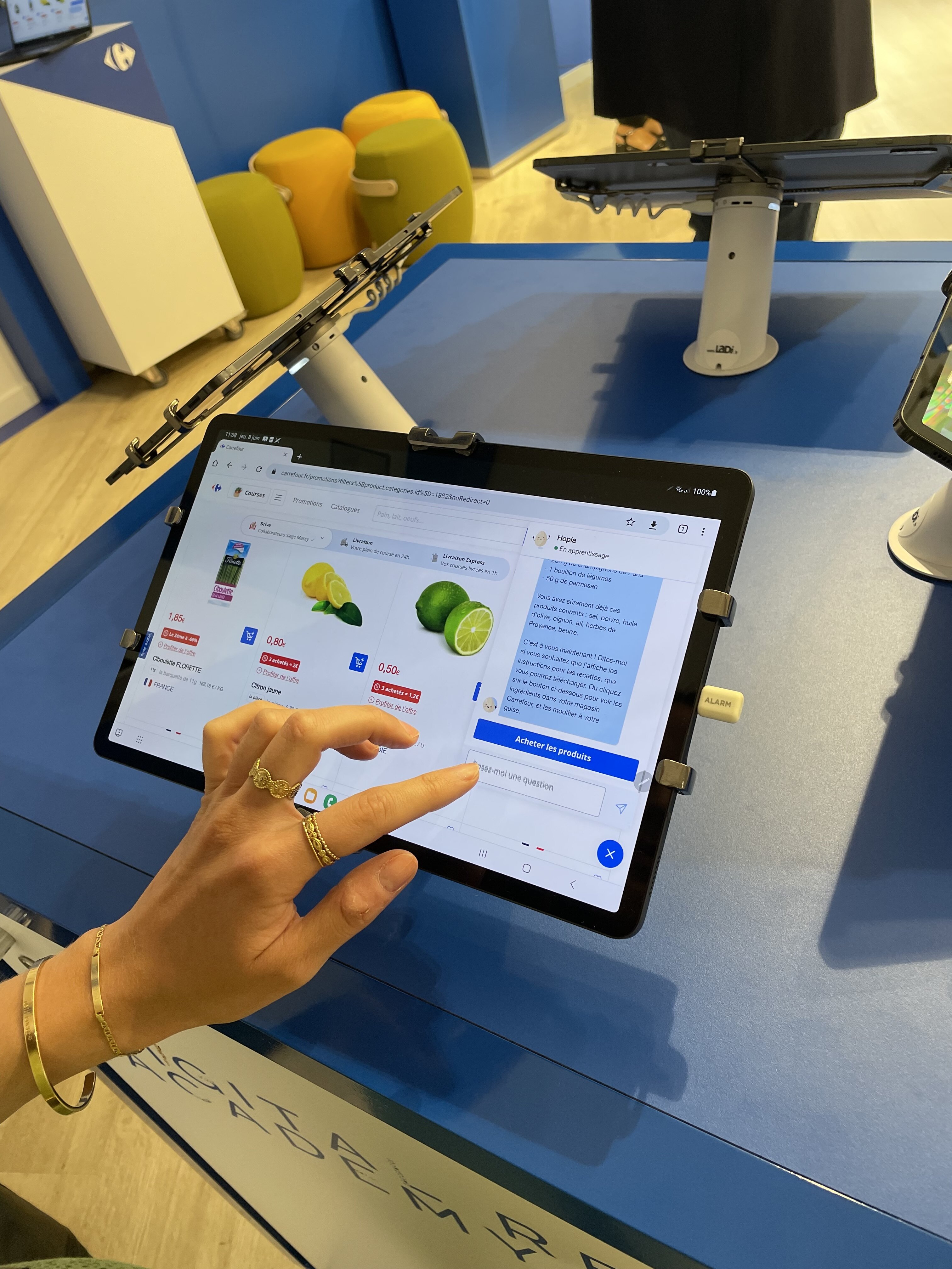 Le robot est connecté avec le moteur de recherche du site, et propose aux clients des listes de produits correspondant à la discussion, jusqu’à l’acte d’achat sans sortir du site. - © D.R.