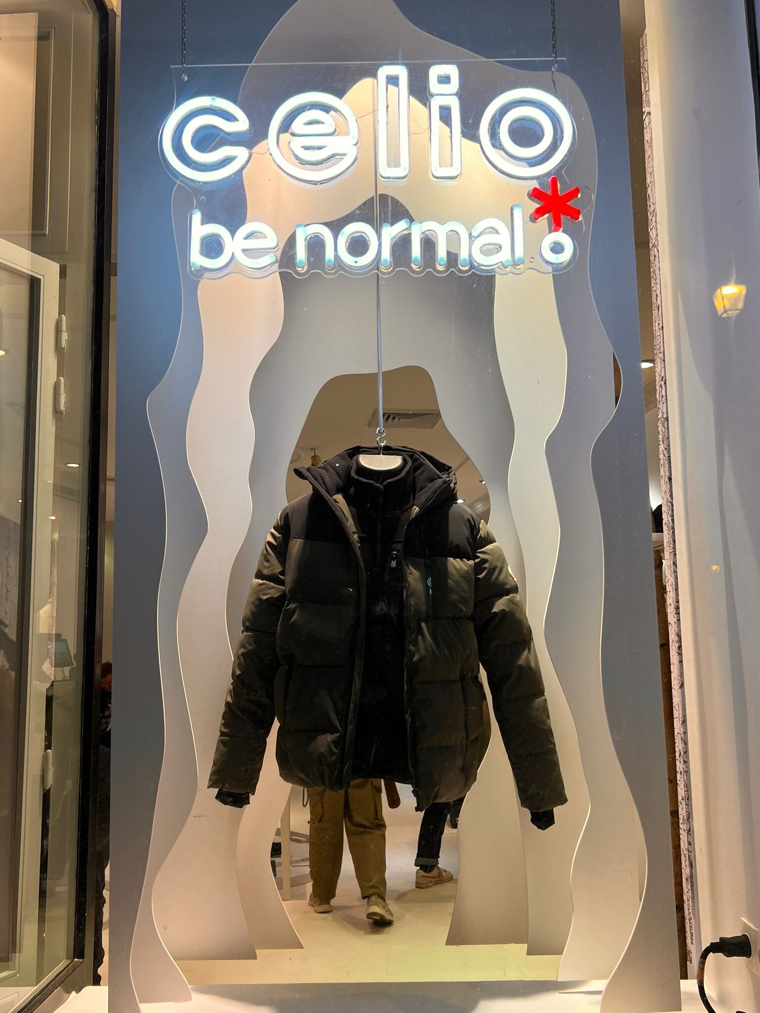  La scénographie a été imaginée autour d’une promenade sur l’Aiguille du Midi - © Celio