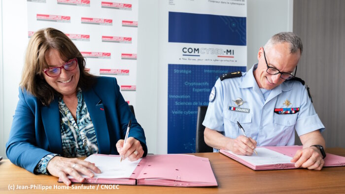De gauche à droite : Cécile de Saint Michel (CNOEC) et Christophe Husson (ComCyber-MI). - © Jean-Philippe Homé-Sanfaute / CNOEC