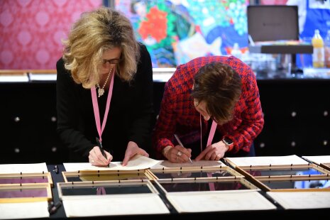 Les jurés paraphent les diplômes des lauréats - ©&amp;#160;Carole Desheulles