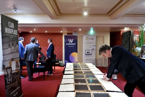 Les jurés paraphent les diplômes des lauréats - ©&amp;#160;Carole Desheulles