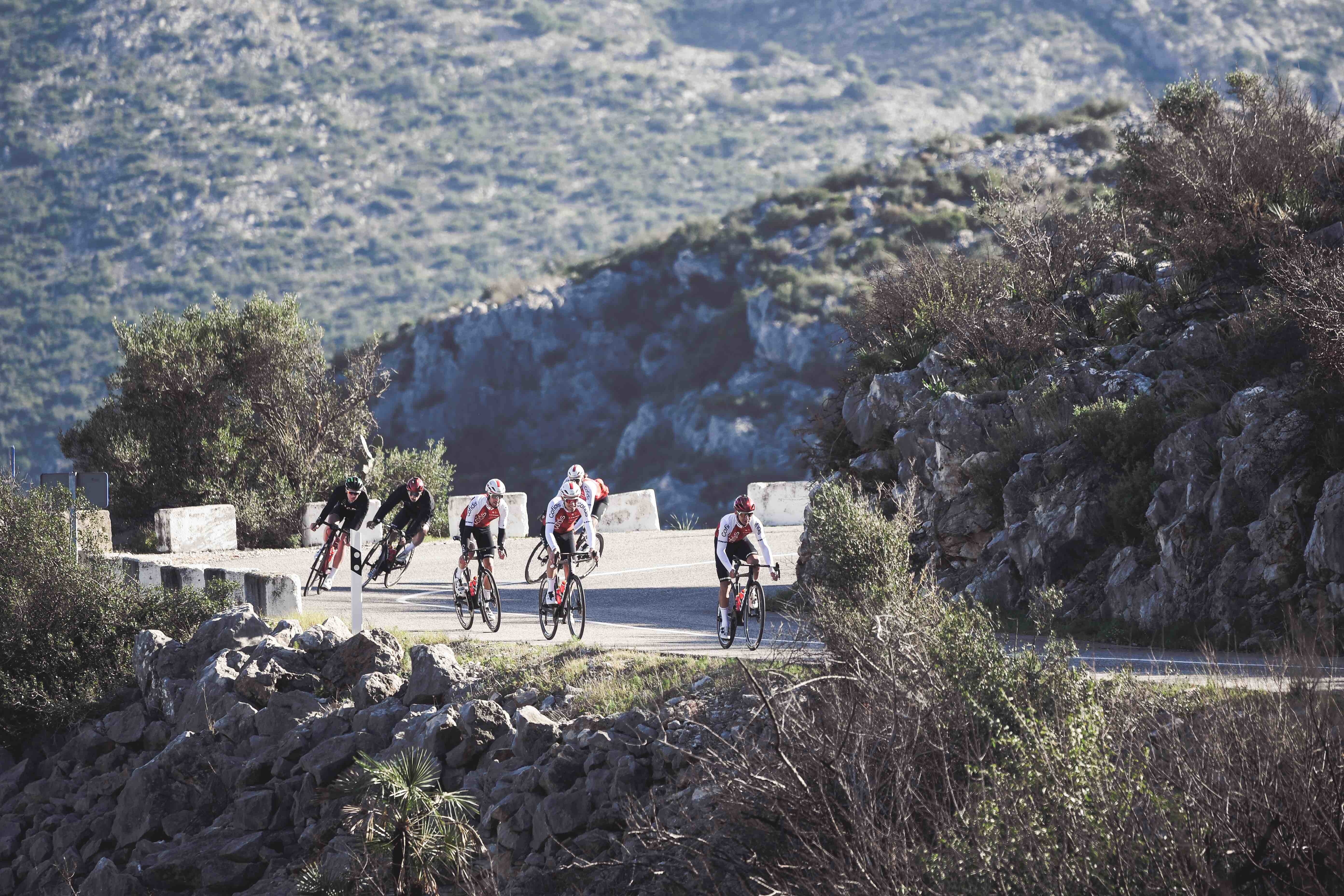 Coureurs du Team Cofidis en pleine ascension sur les routes de montagne - © Mathilde L’Azou