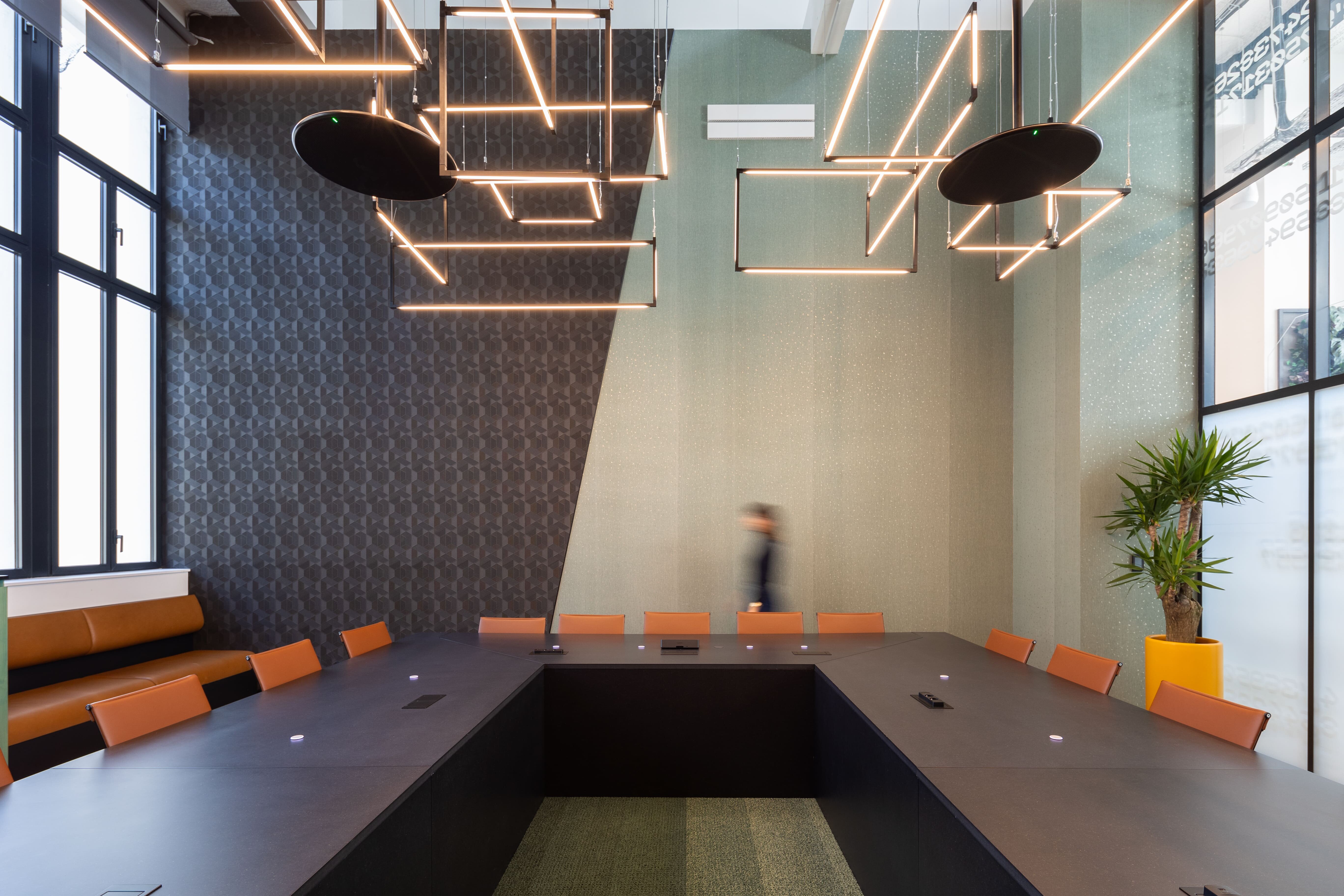 La Board room avec ses luminaires faisant référence à la blockchain - © Antoine Mercusot