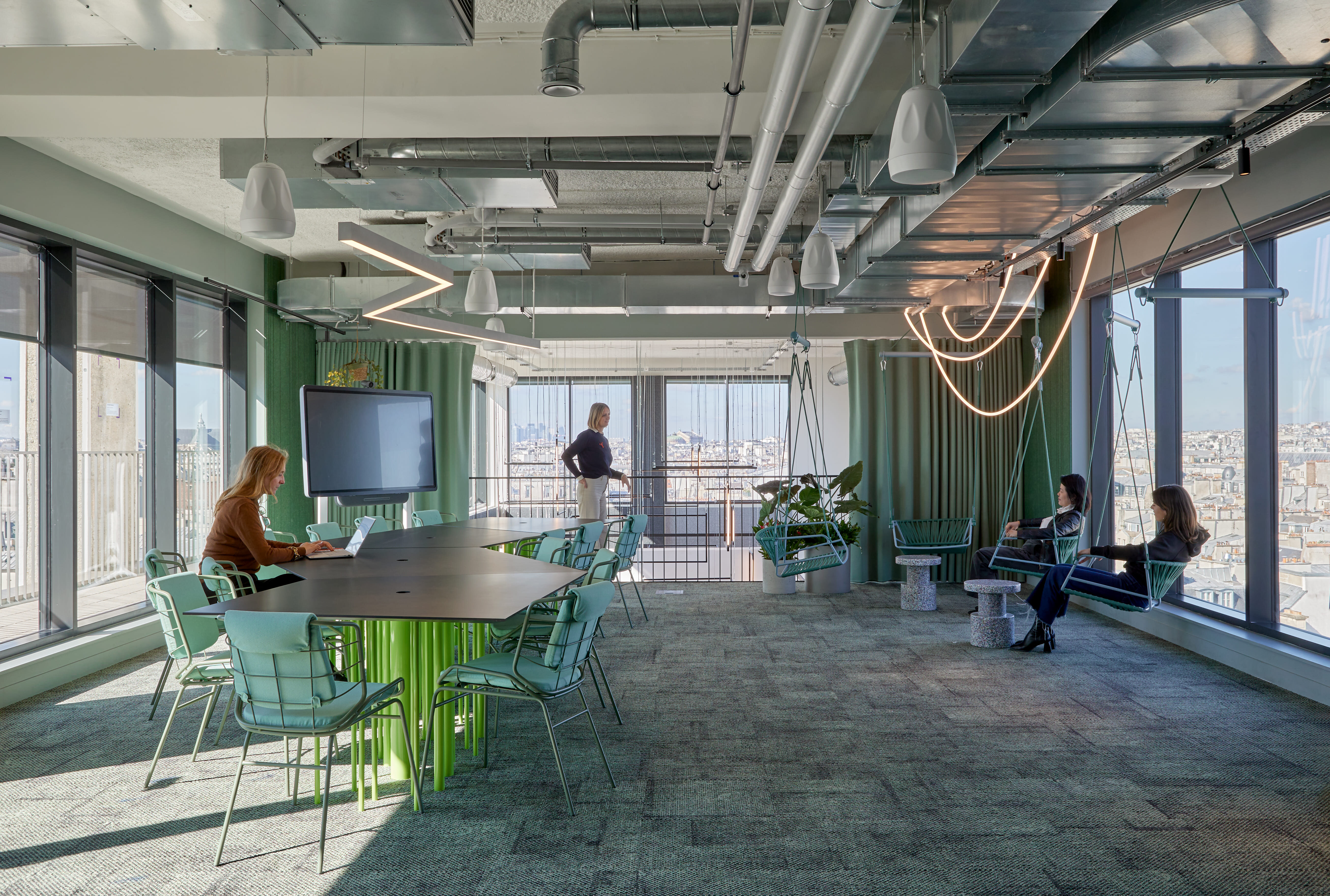 La mezzanine “To the Moon”, un des nombreux espaces de travail alternatif du 106 - © Antoine Mercusot