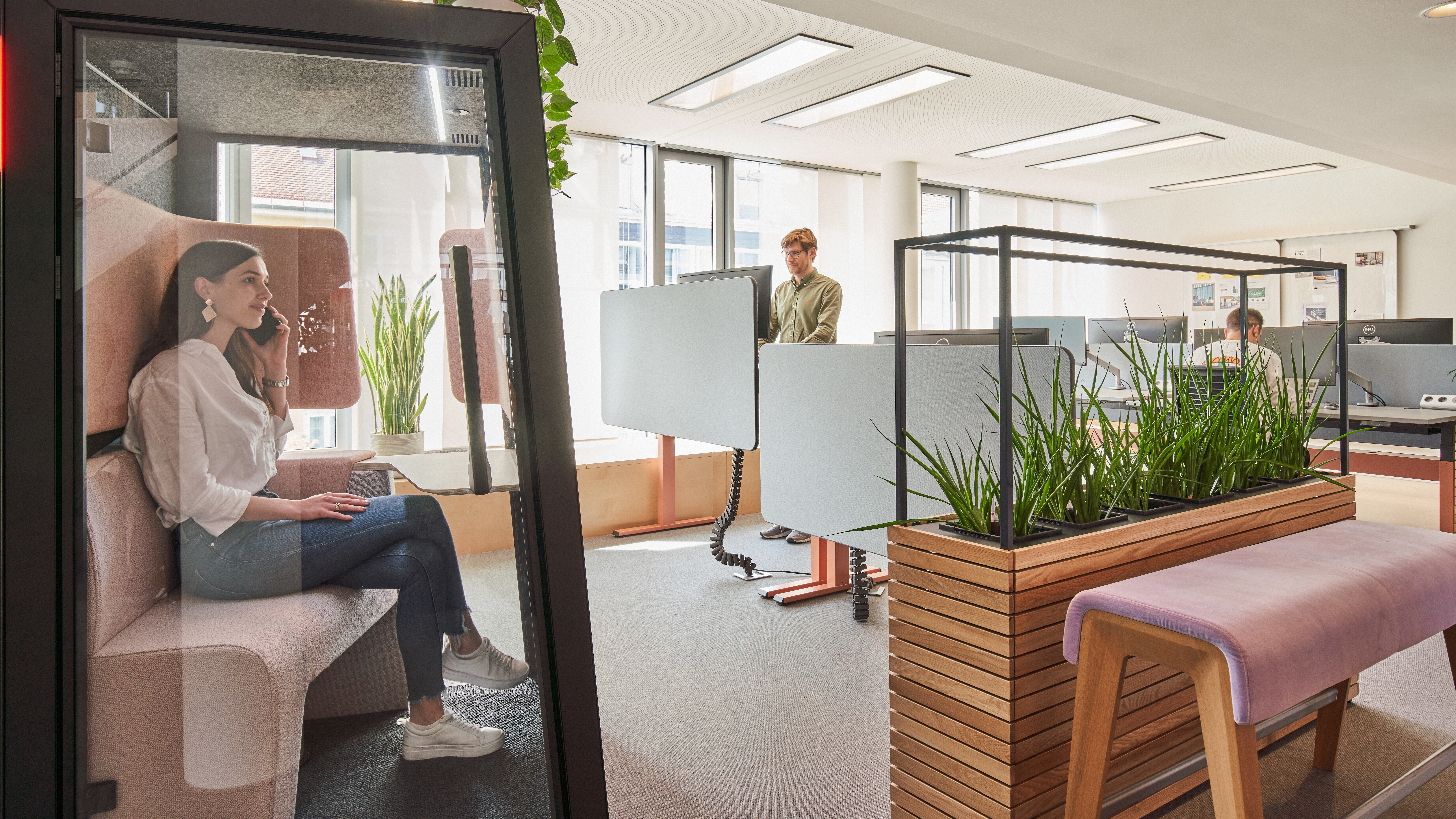 Avec la montée en puissance du travail hybride, les espaces individuels fermés sont de plus en plus utilisés - © Steelcase