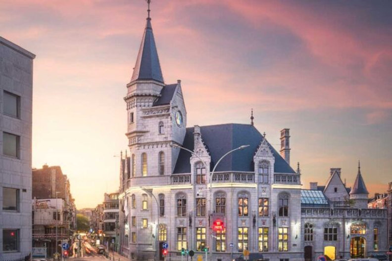La Grand Poste de Liège intègre le réseau Spaces d’IWG et renforce son positionnement de lieu hybride mêlant coworking, culture et événements.