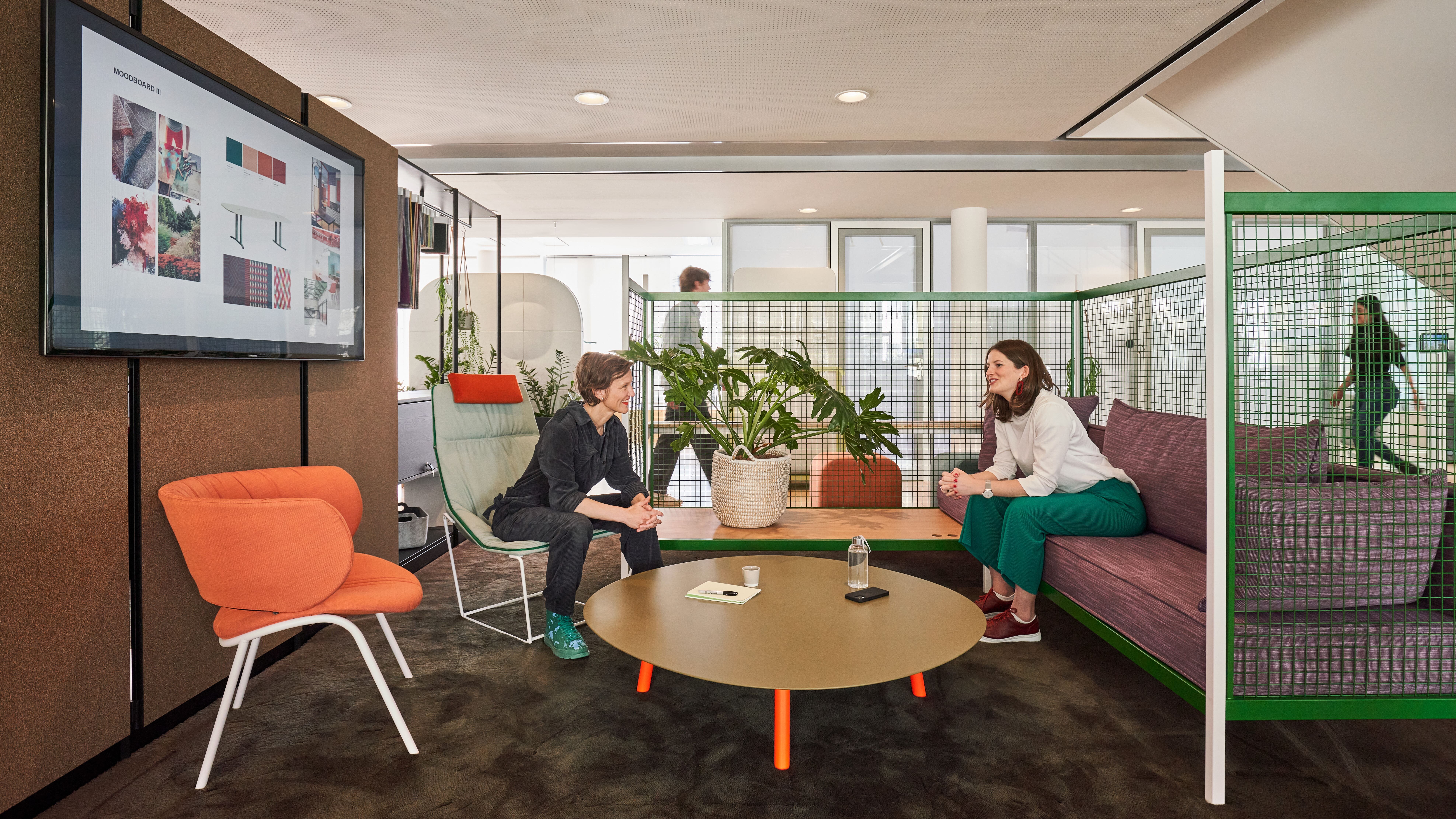 Dans cet espace de collaboration informel, les individus sont préservés des distractions sans être totalement séparés des autres équipes. - © Steelcase