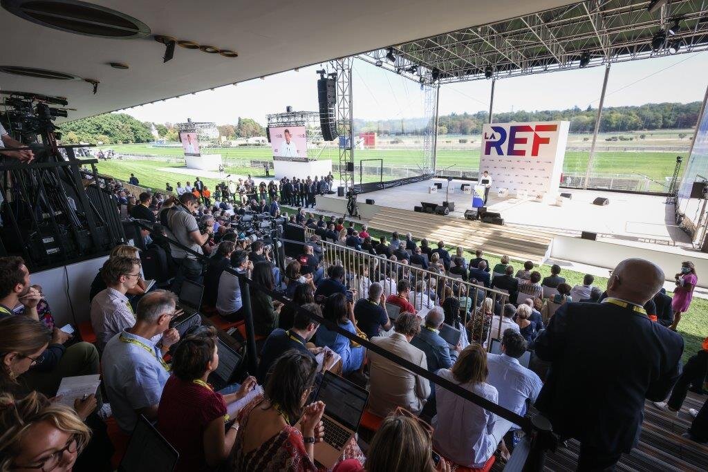 La scène principale aménagée côté champ de courses face à la tribune : un lieu de débat démocratique - © Medef