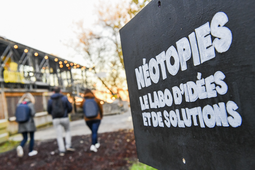 Un panneau d'affichage Néotopies, le labo d'idées et de solutions