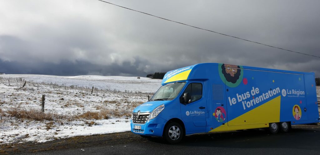 Le bus de l'orientation : une action au cœur du territoire régional Auvergne-Rhône-Alpes - OPCO 2i