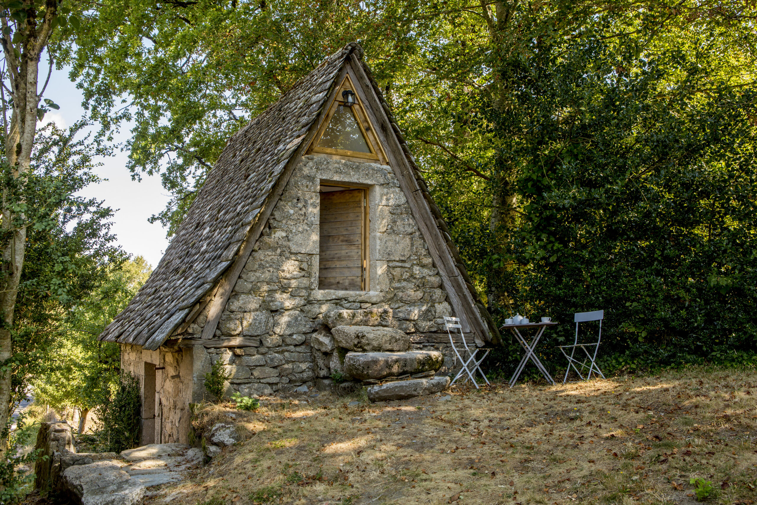 Chambre insolite du Châtaignier "À la Clairière" - Office de tourisme de la Chataigneraie Cantalienne
