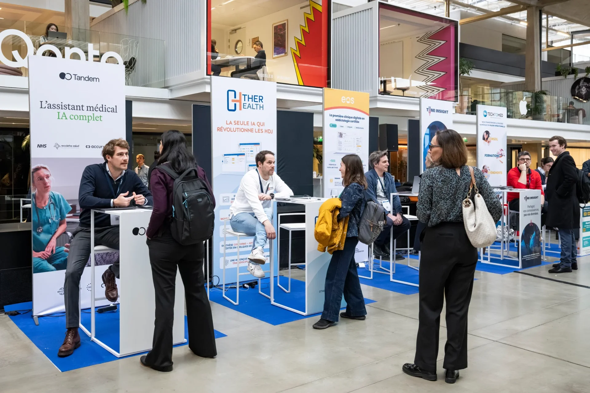 Échange sur un stand startup