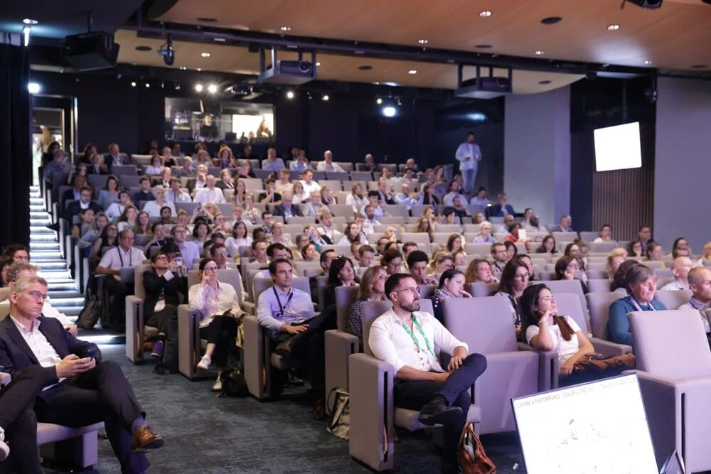 Conférence plénière devant un auditorium plein